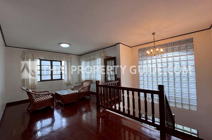 House with Shared Pool in Srinakarin 